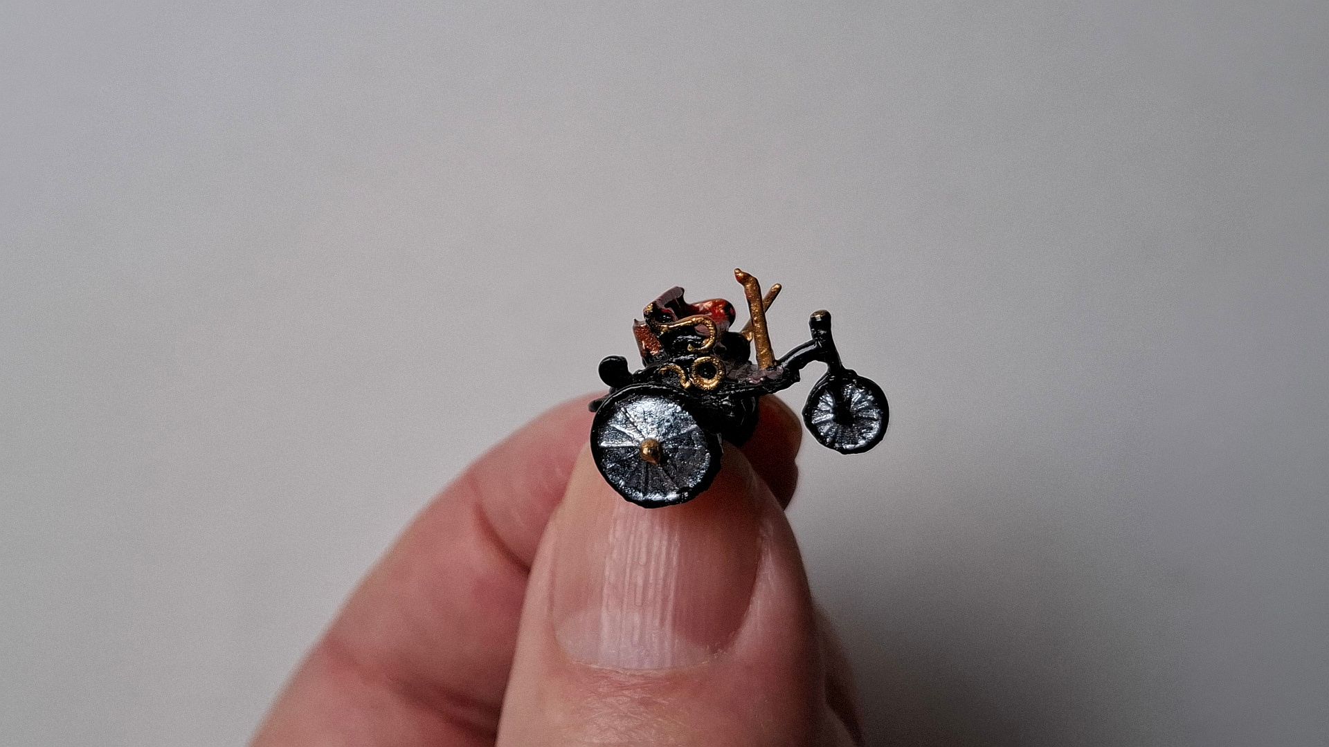 Eine Miniatur des Benz Patent-Motorwagen Nummer 1.